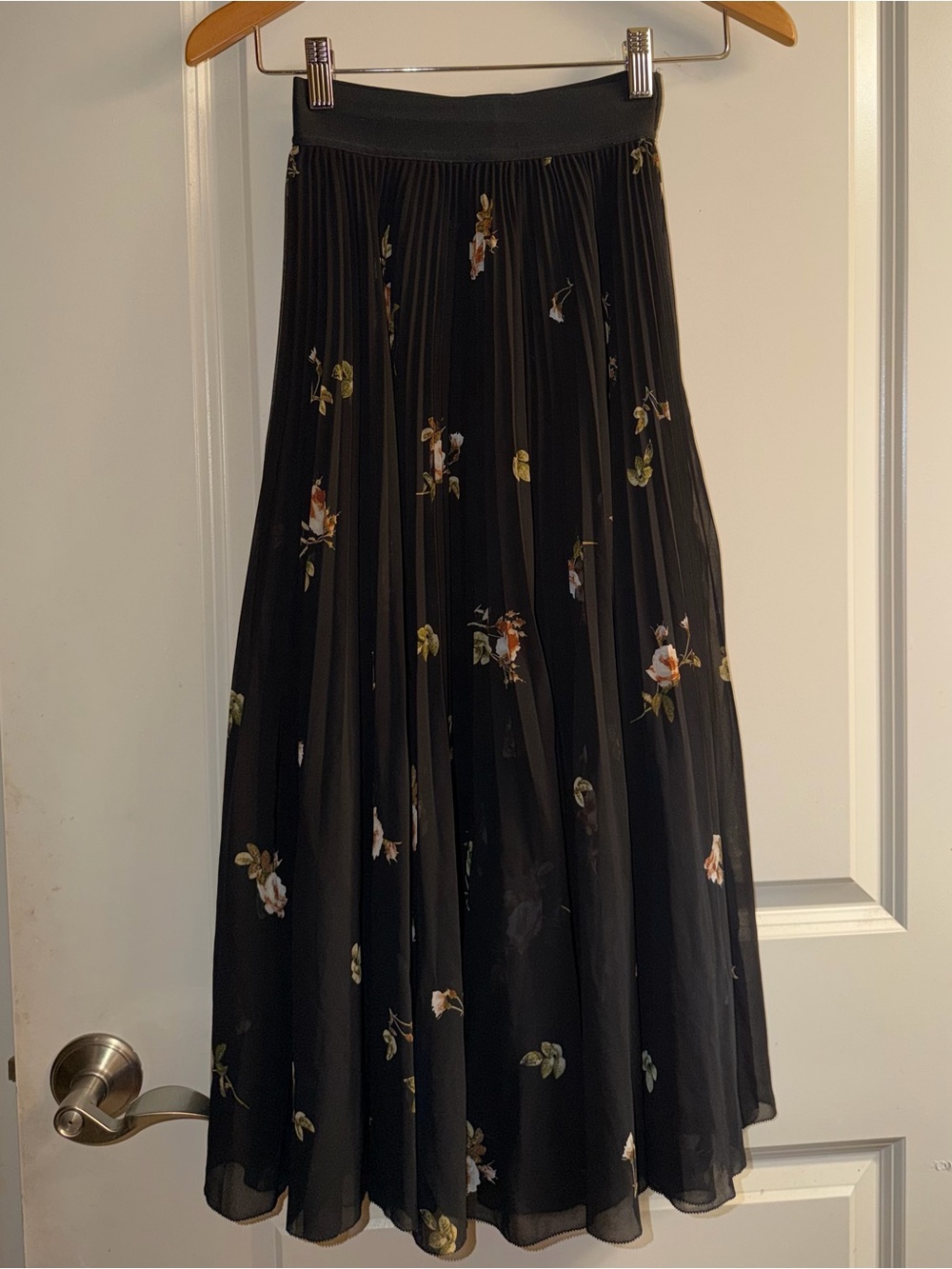 Aritzia Wilfred Black Floral Pleated Skirt